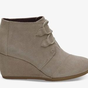 TOMS SUEDE BOOTIE WEDGE